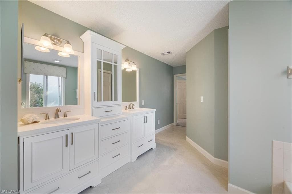 4198 Royal Wood BLVD-14