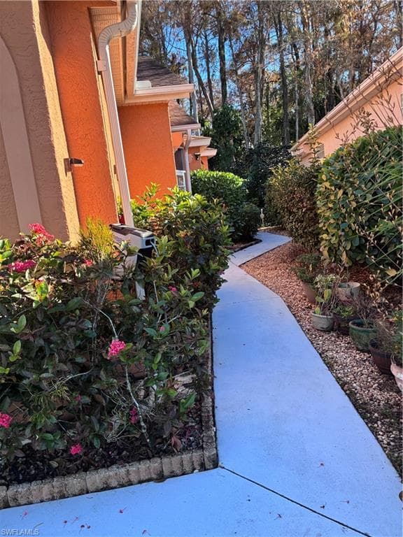 10727 Maui CIR, ESTERO FL 33928-1