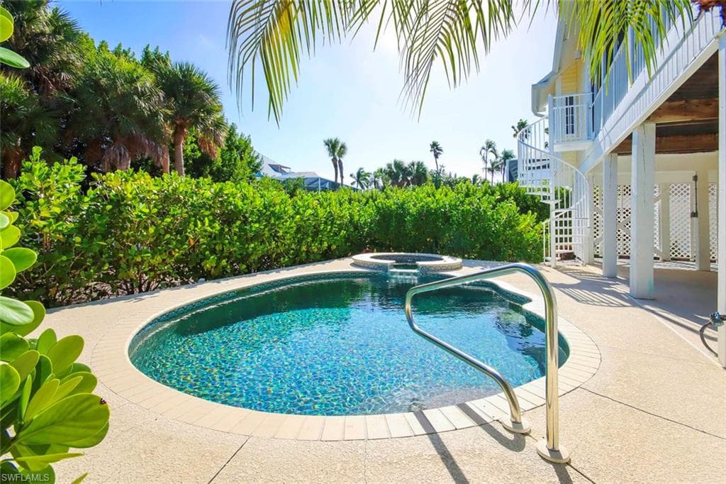 580 Sea Oats DR, SANIBEL FL 33957-39