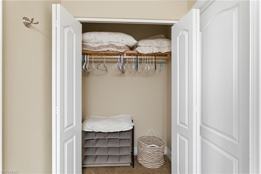 440 Seaview CT # 910, MARCO ISLAND FL 34145-21