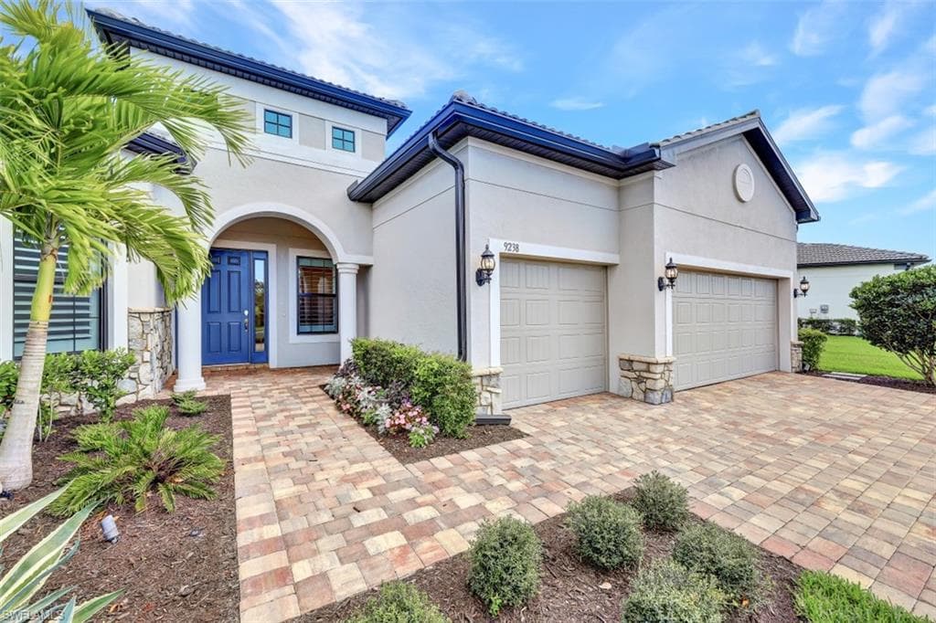 9238 Plover DR, NAPLES FL 34120-1