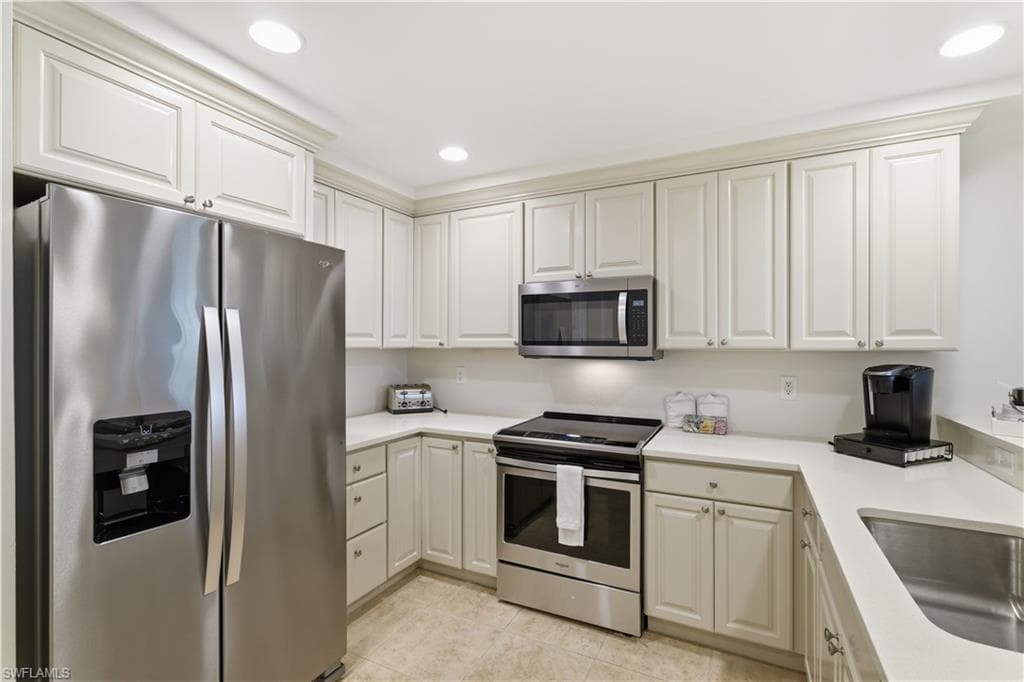 221 9th ST S # 207, NAPLES FL 34102-16