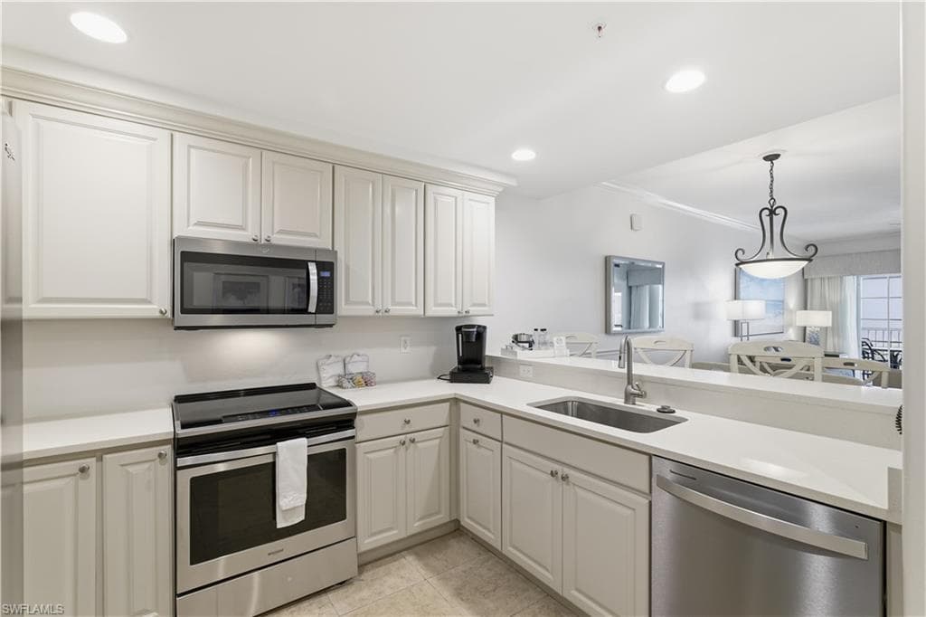 221 9th ST S # 207, NAPLES FL 34102-15