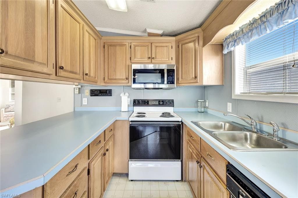 10827 Little Heron CIR, ESTERO FL 33928-11