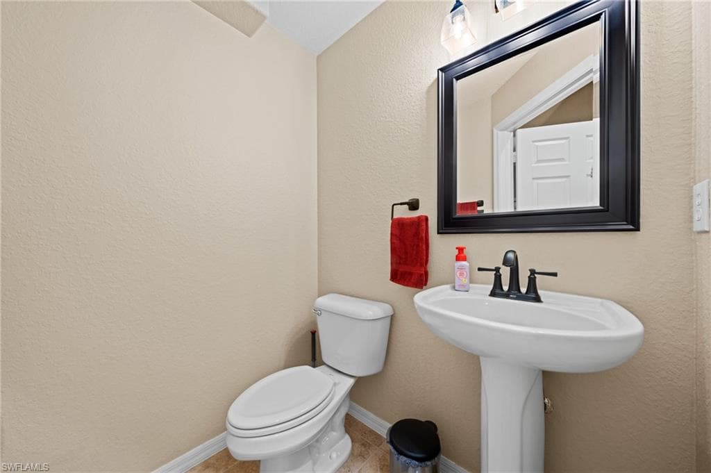 2084 Cape Heather CIR, CAPE CORAL FL 33991-24