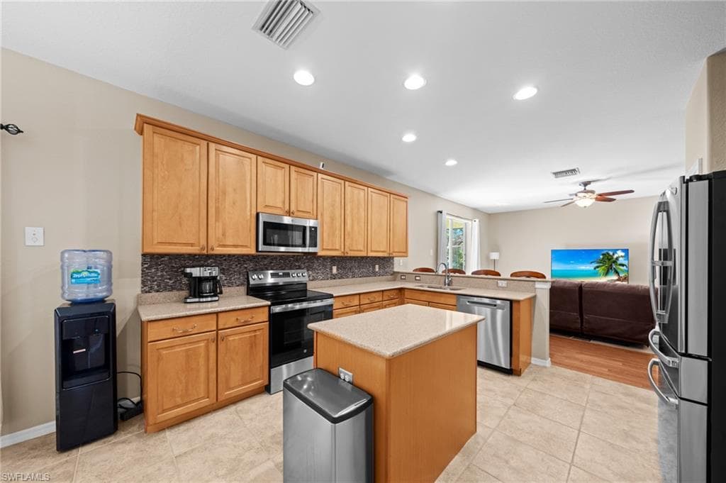 2084 Cape Heather CIR, CAPE CORAL FL 33991-5