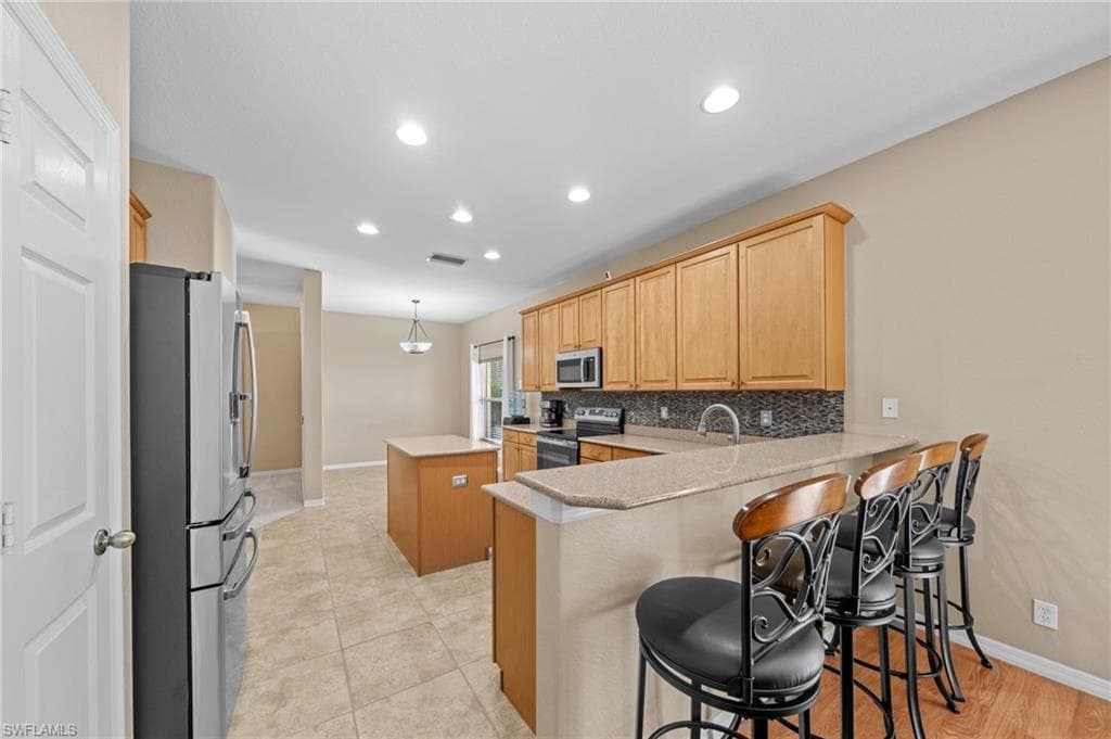 2084 Cape Heather CIR, CAPE CORAL FL 33991-7