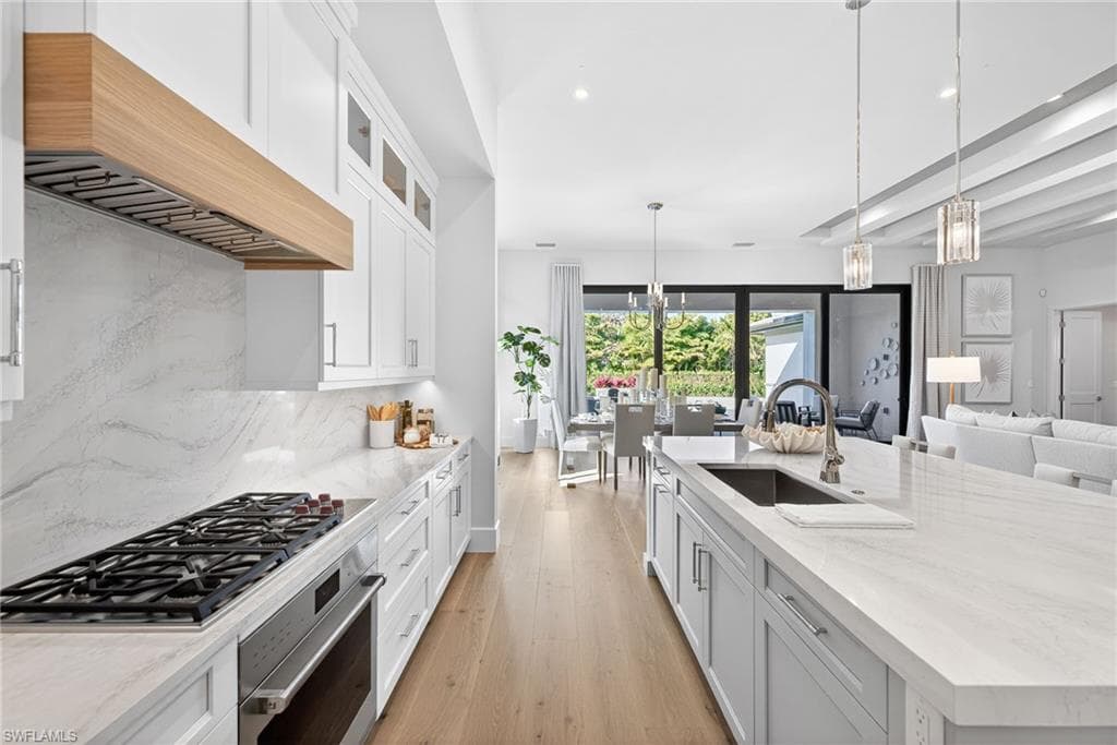 2051 Cambridge Park DR, NAPLES FL 34109-11