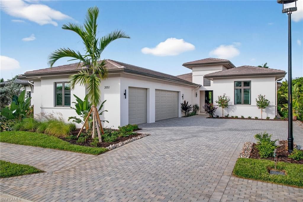 2051 Cambridge Park DR, NAPLES FL 34109-39