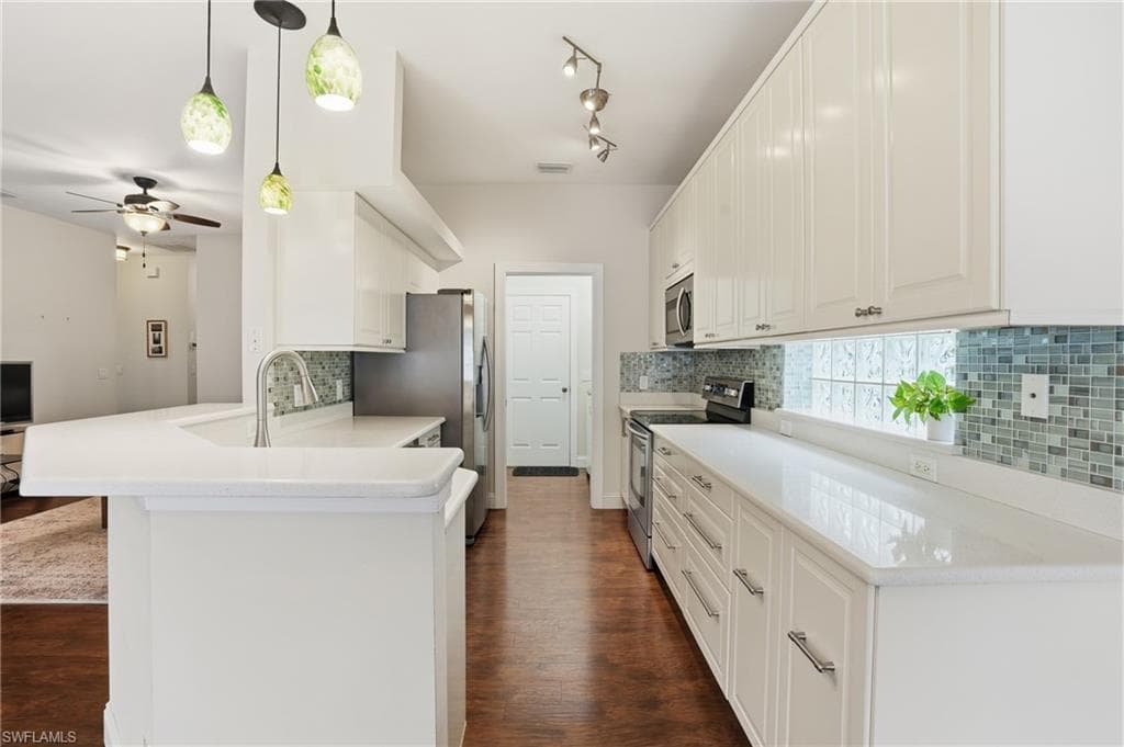 10711 Maui CIR, ESTERO FL 33928-12