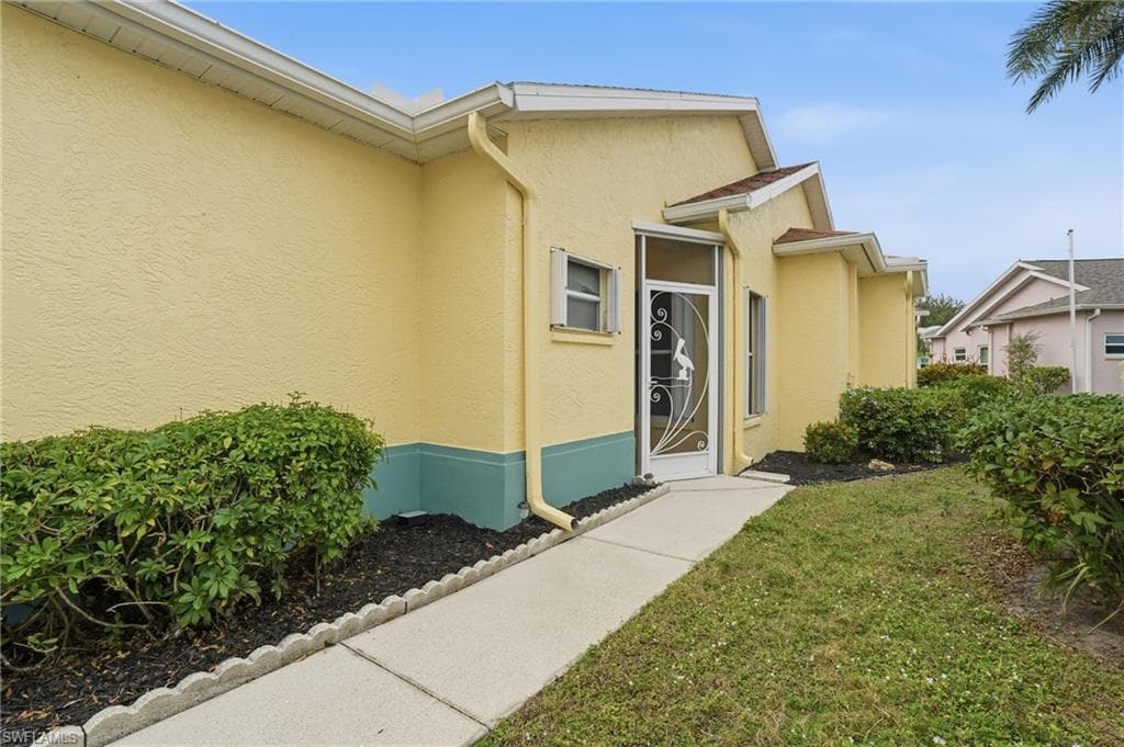 10711 Maui CIR, ESTERO FL 33928-2