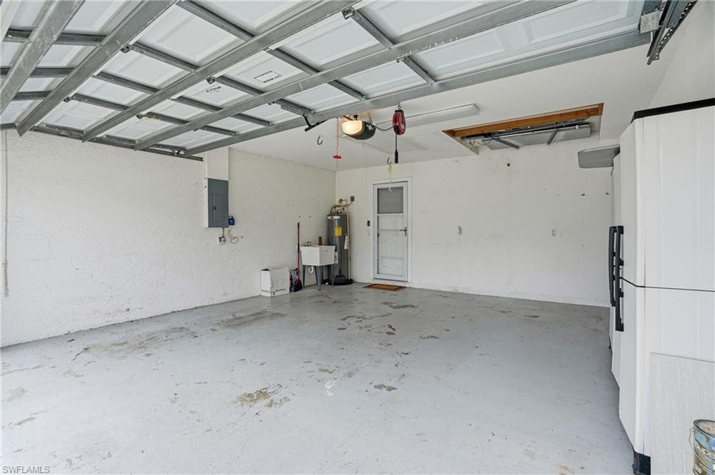 10711 Maui CIR, ESTERO FL 33928-31