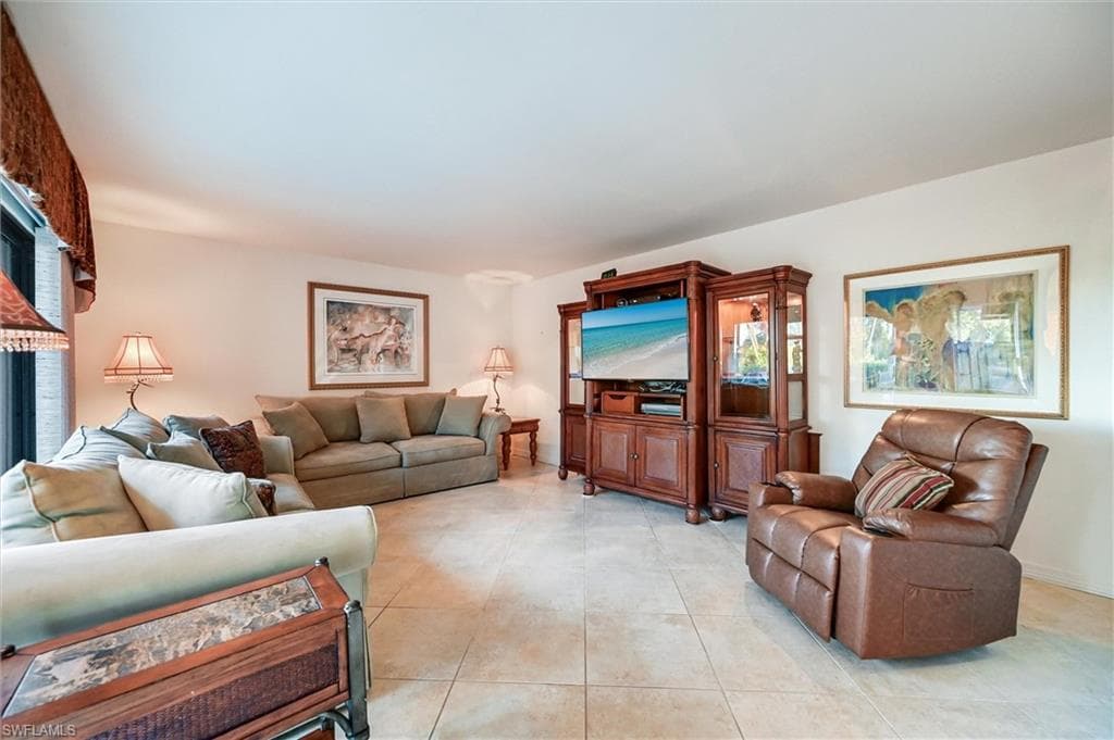 185 Lake Point LN # 8B, NAPLES FL 34112-9