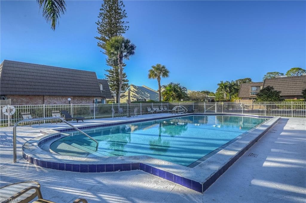 185 Lake Point LN # 8B, NAPLES FL 34112-30