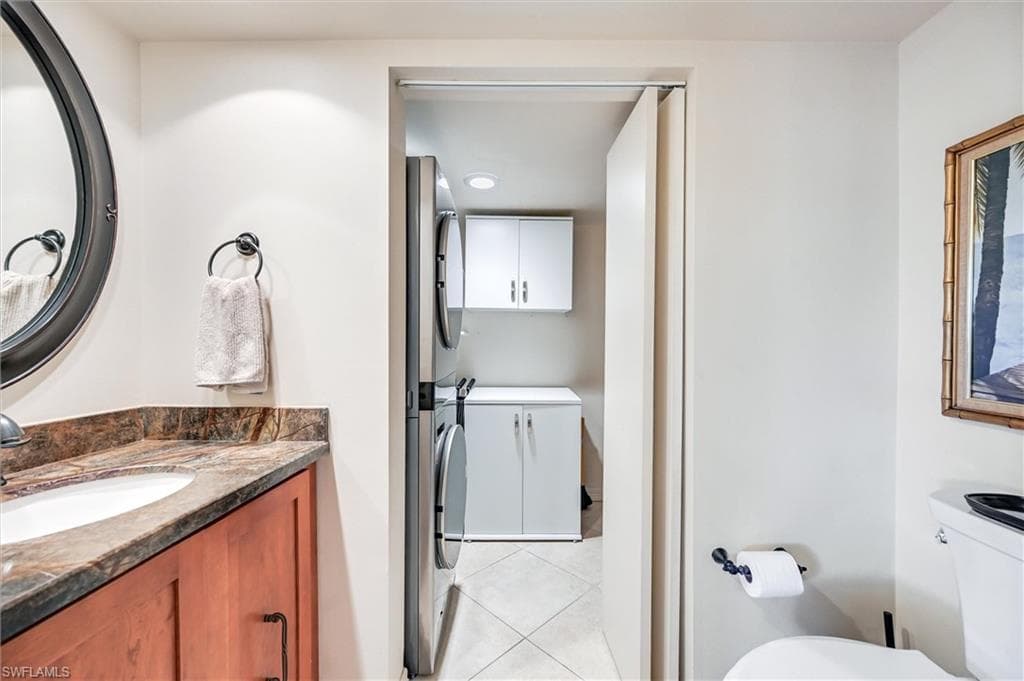 185 Lake Point LN # 8B, NAPLES FL 34112-28