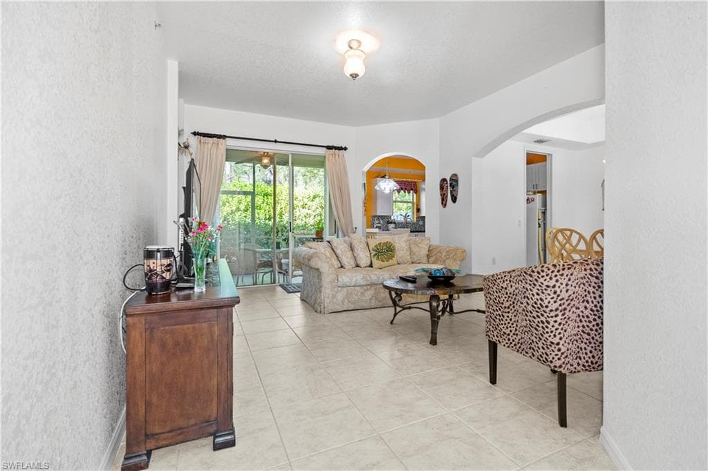 1405 Mariposa CIR # 102, NAPLES FL 34105-26