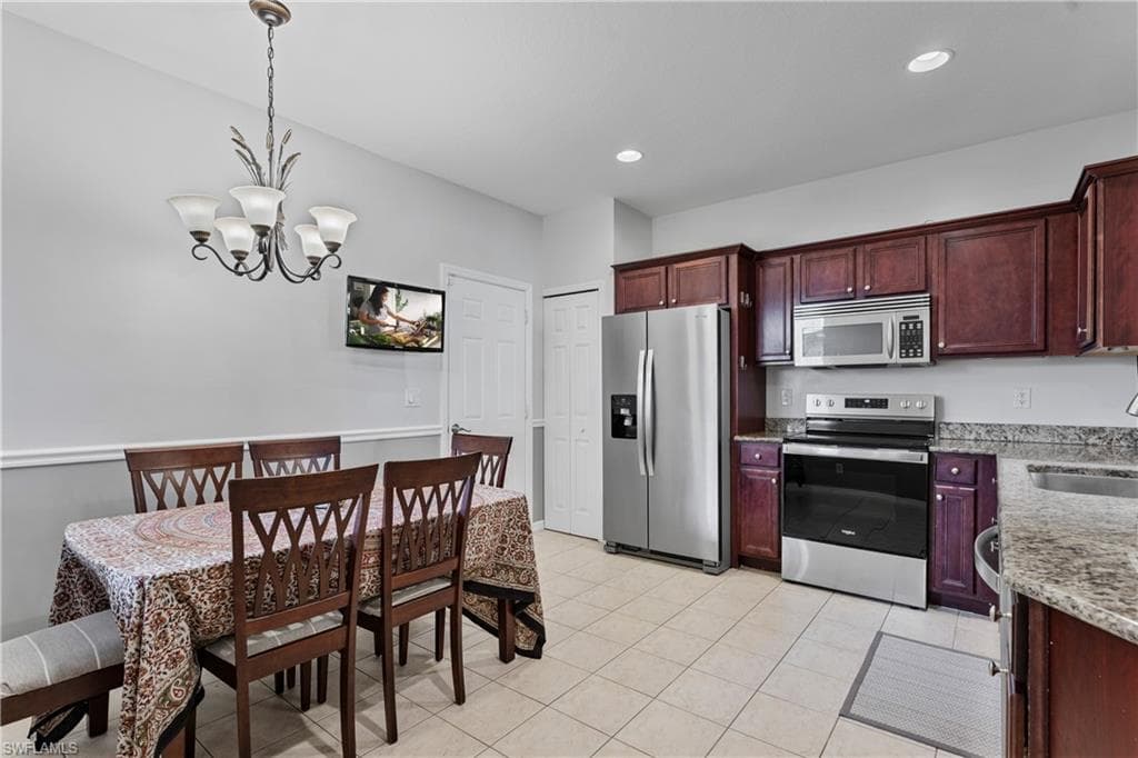 9544 Roundstone CIR-9