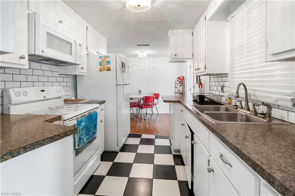 17 Saint Raphael DR, NAPLES FL 34112-13