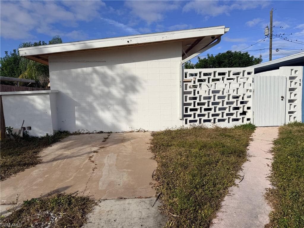15 Vineyard ST, LEHIGH ACRES FL 33936-1