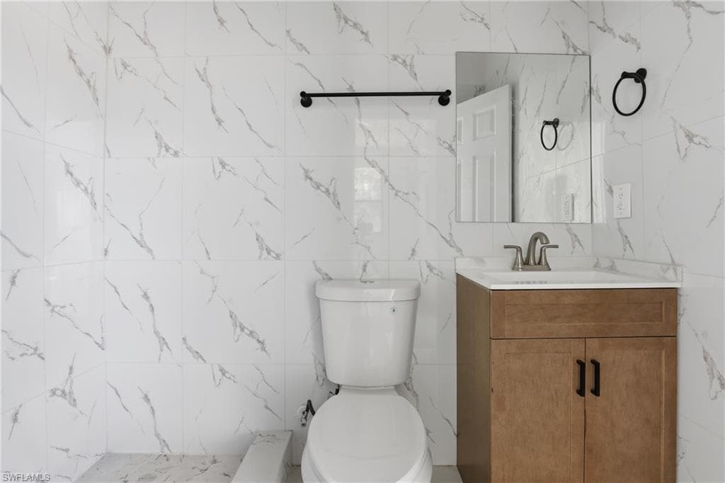 2167 Della DR, NAPLES FL 34117-33