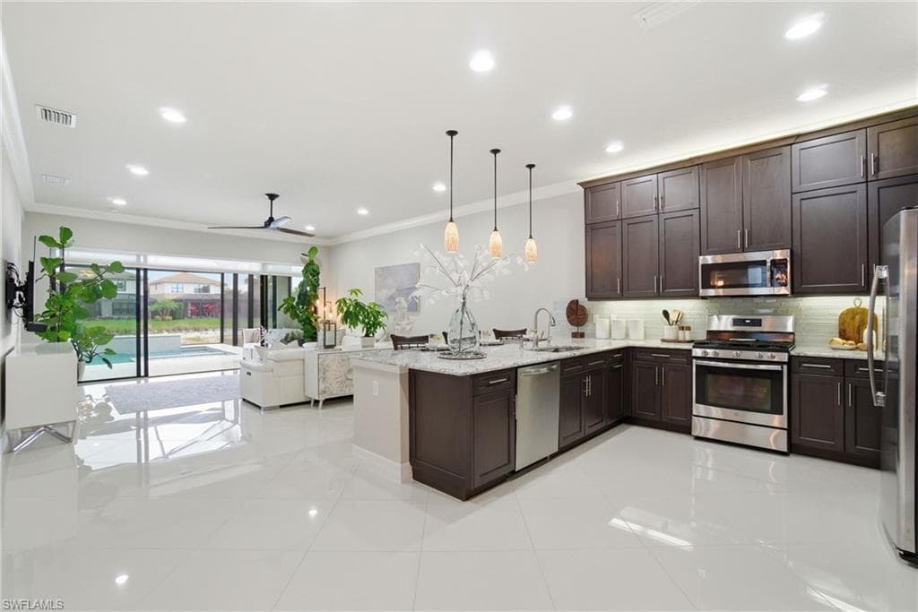 4318 Aurora ST-11