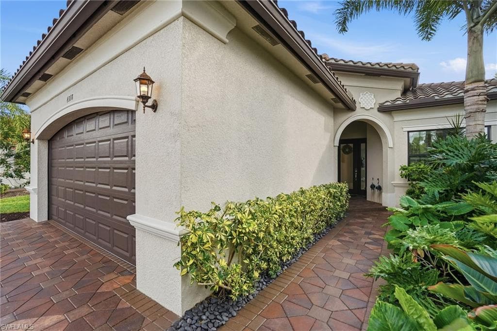 4318 Aurora ST-8
