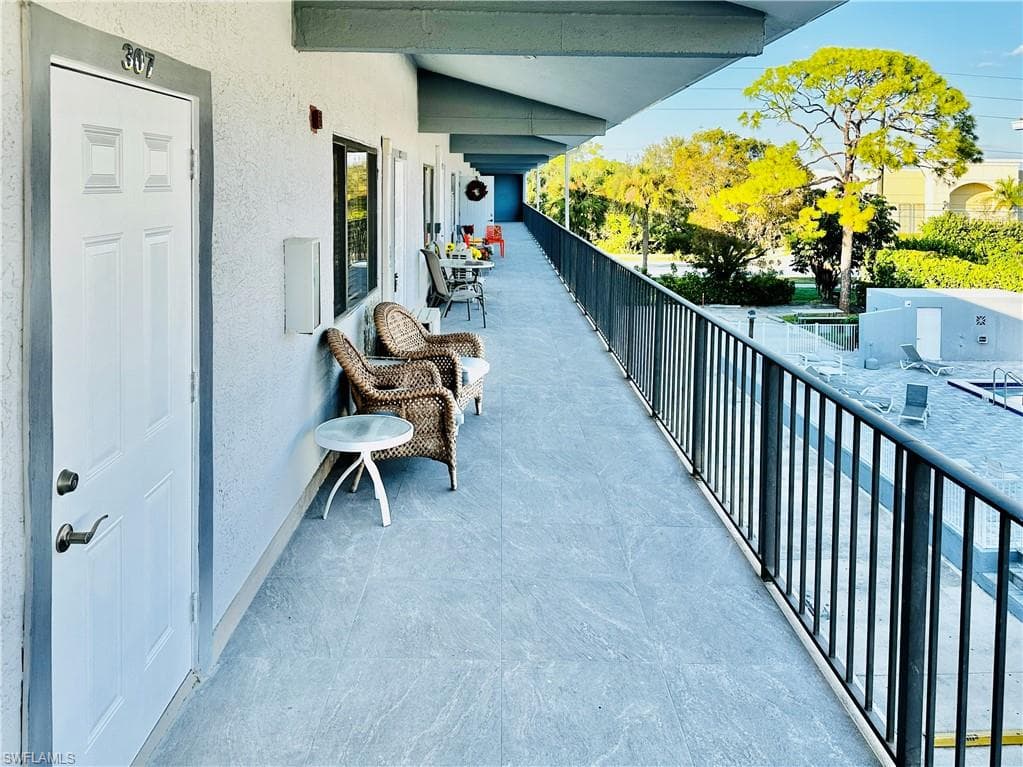 826 Wiggins Pass RD # 307, NAPLES FL 34110-2