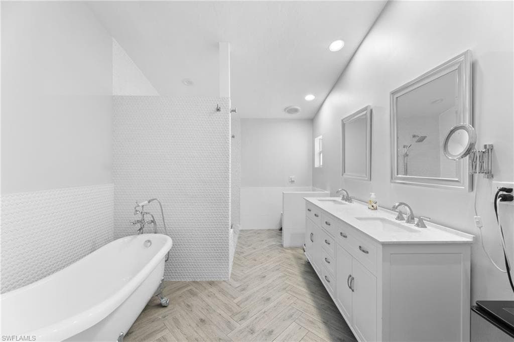 2467 Pine Woods CIR # 3, NAPLES FL 34105-28