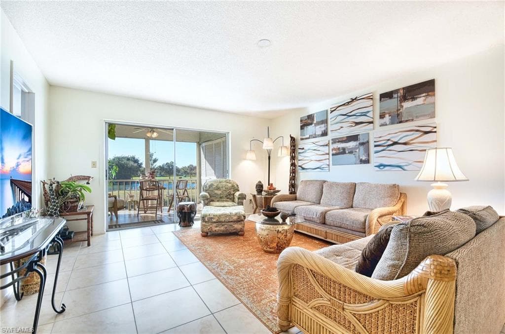 5483 Rattlesnake Hammock RD # 207, NAPLES FL 34113-4