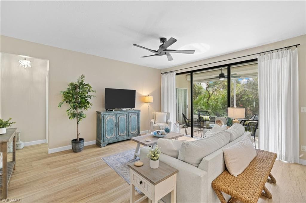 327 Emerald Bay CIR # W6, NAPLES FL 34110-1