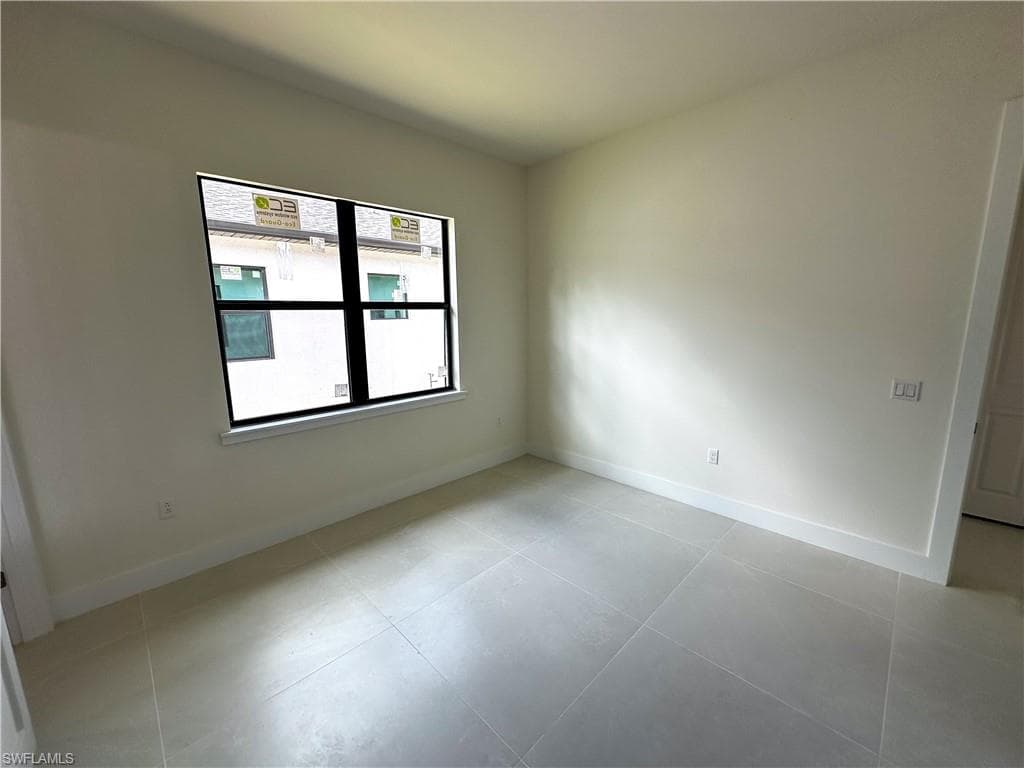 2480 Florida AVE, NAPLES FL 34112-22