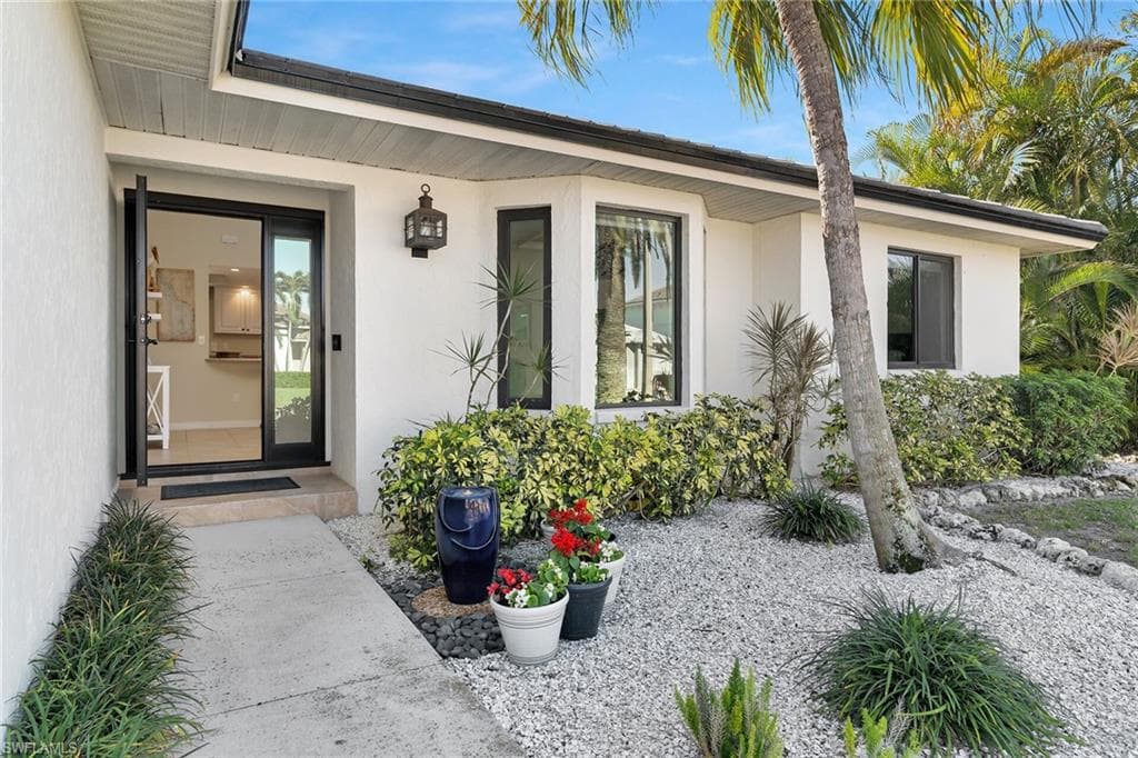 1035 Admiralty CT, MARCO ISLAND FL 34145-4