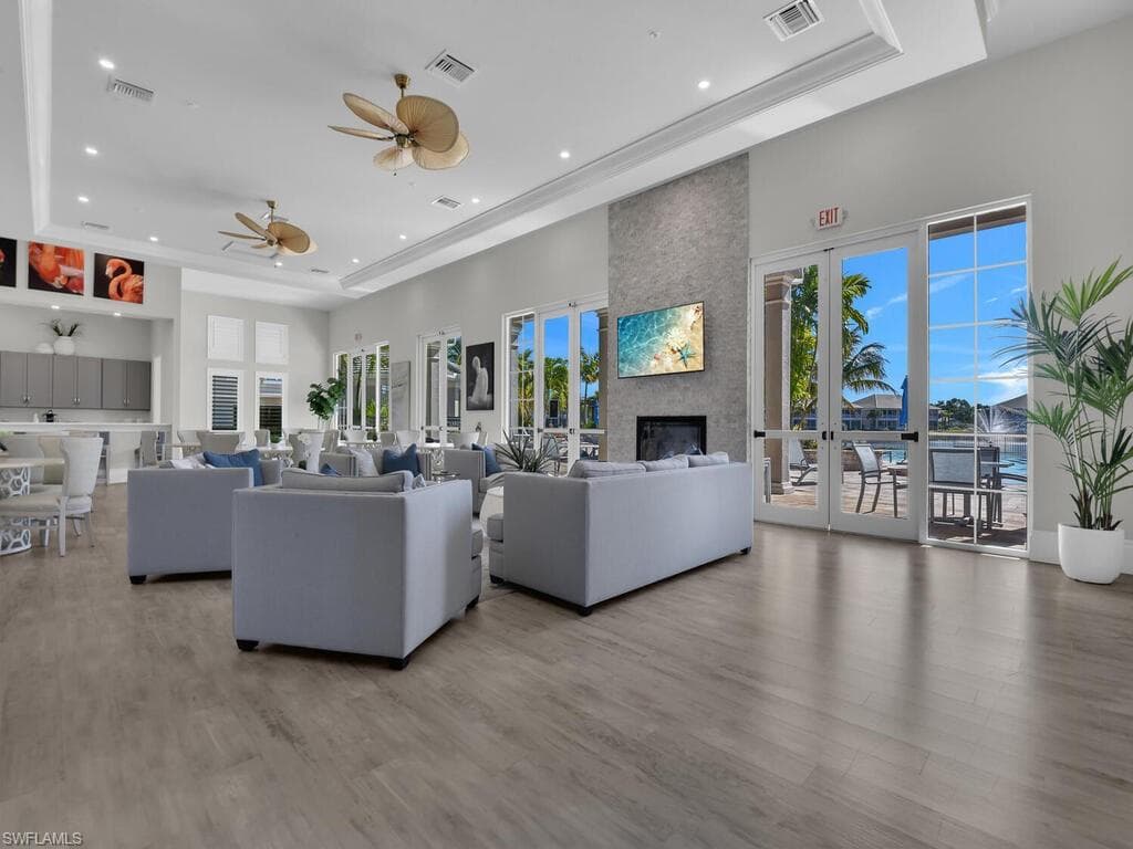 233 Indies DR E # 201, NAPLES FL 34114-43