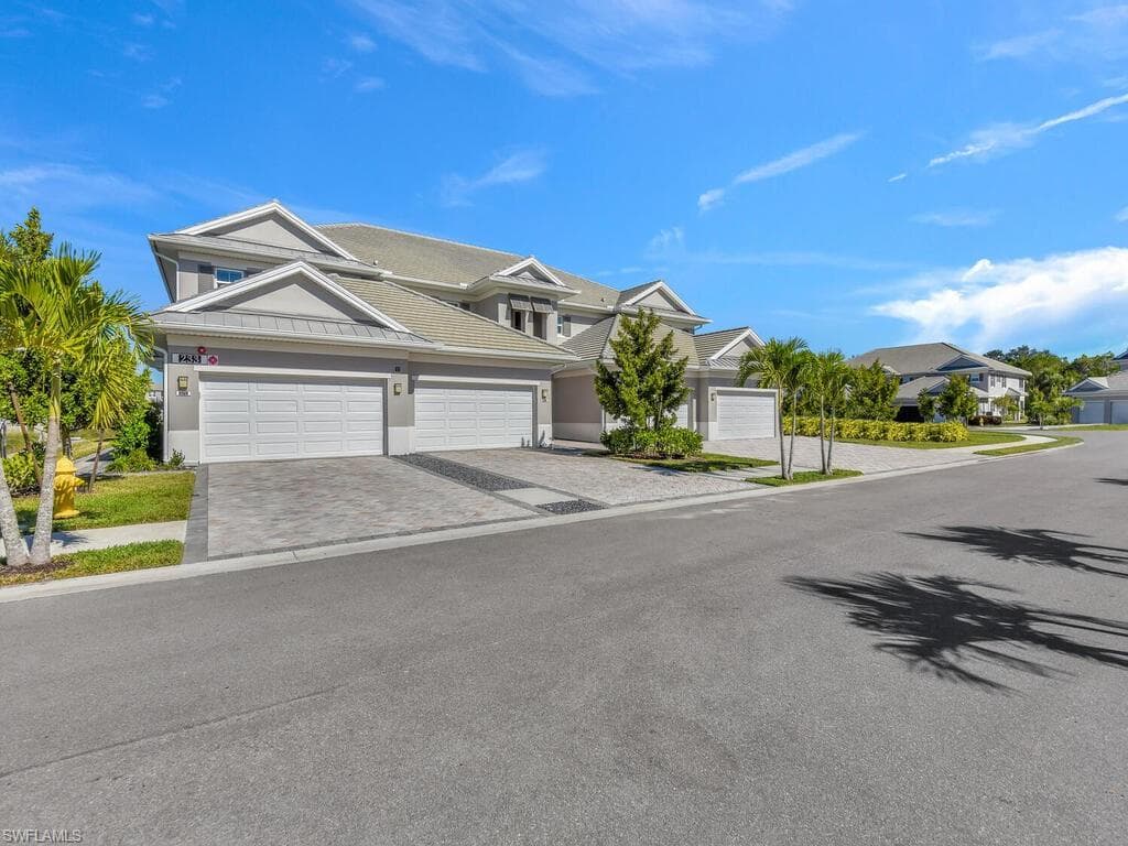 233 Indies DR E # 201, NAPLES FL 34114-35