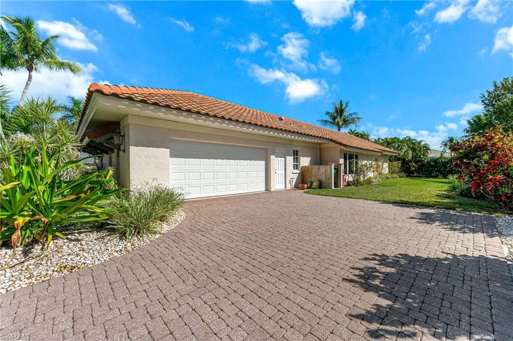 1930 Blackstone CIR, NAPLES FL 34109-24