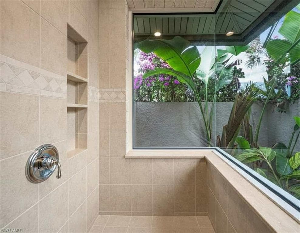 2440 River Reach DR, NAPLES FL 34104-34