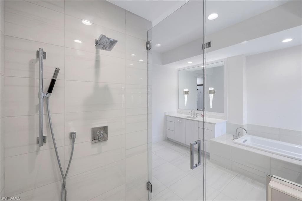 1135 3rd AVE S # 210, NAPLES FL 34102-18