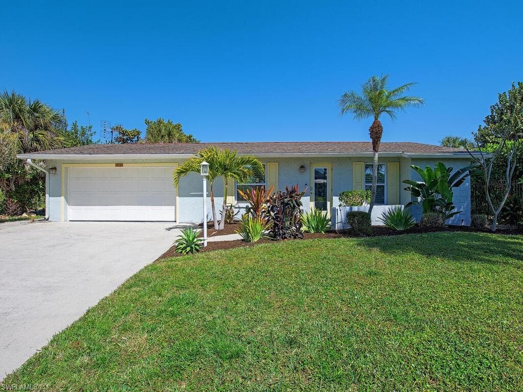 3165 Lakeview DR, NAPLES FL 34112-1