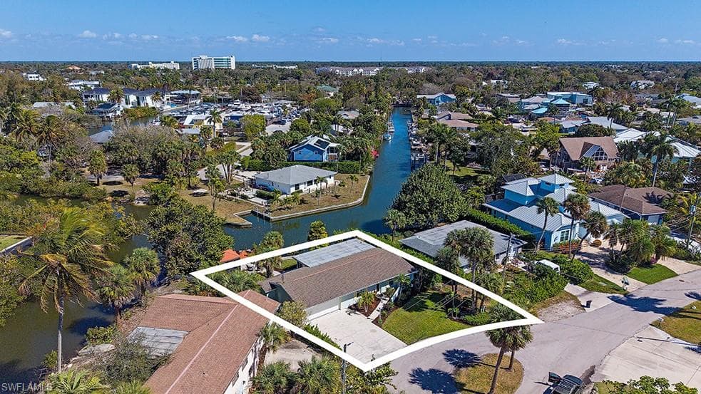 3165 Lakeview DR, NAPLES FL 34112-16