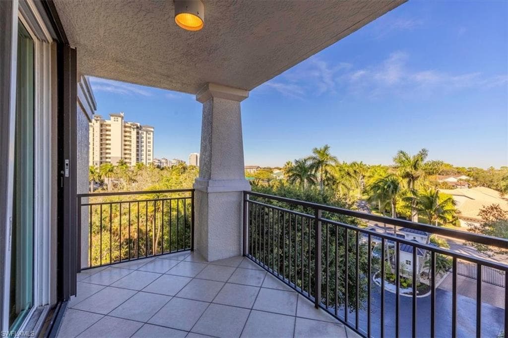 445 Cove Tower DR # 504, NAPLES FL 34110-29