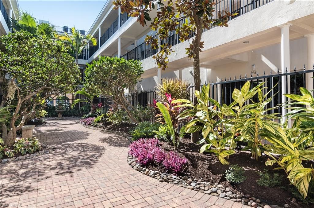 1400 Gulf Shore BLVD N # 307, NAPLES FL 34102-1