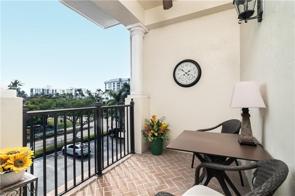 1400 Gulf Shore BLVD N # 307, NAPLES FL 34102-11