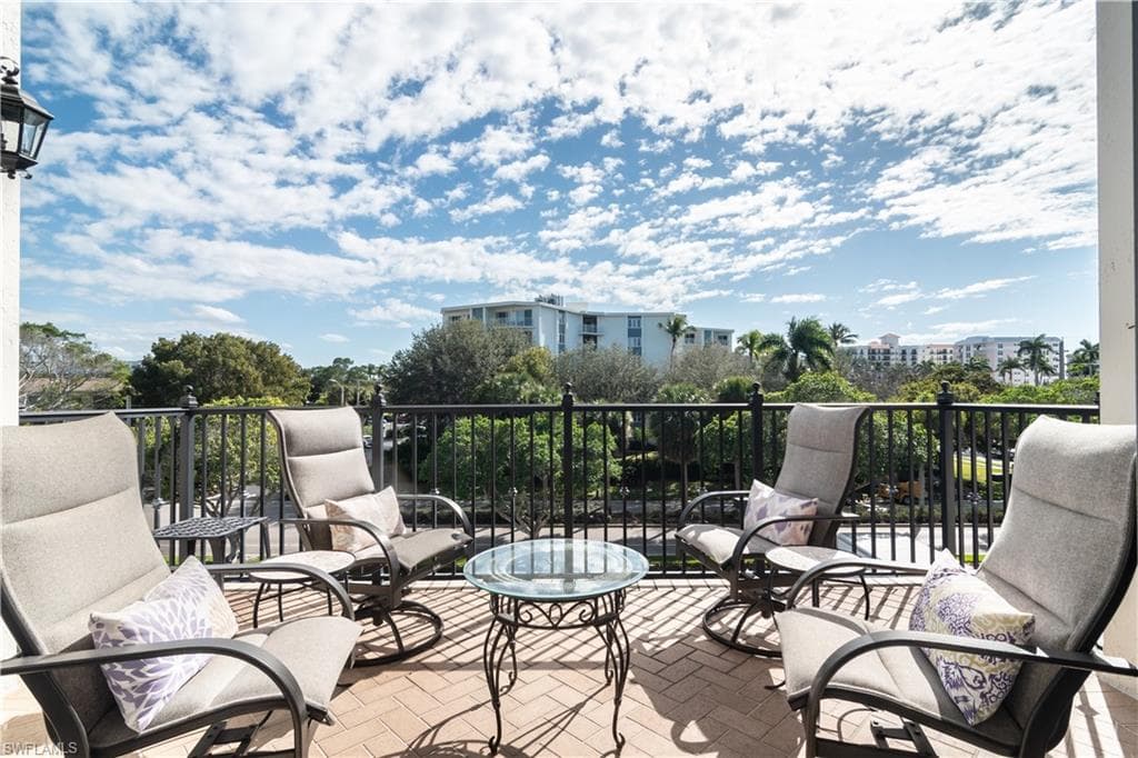 1400 Gulf Shore BLVD N # 307, NAPLES FL 34102-10