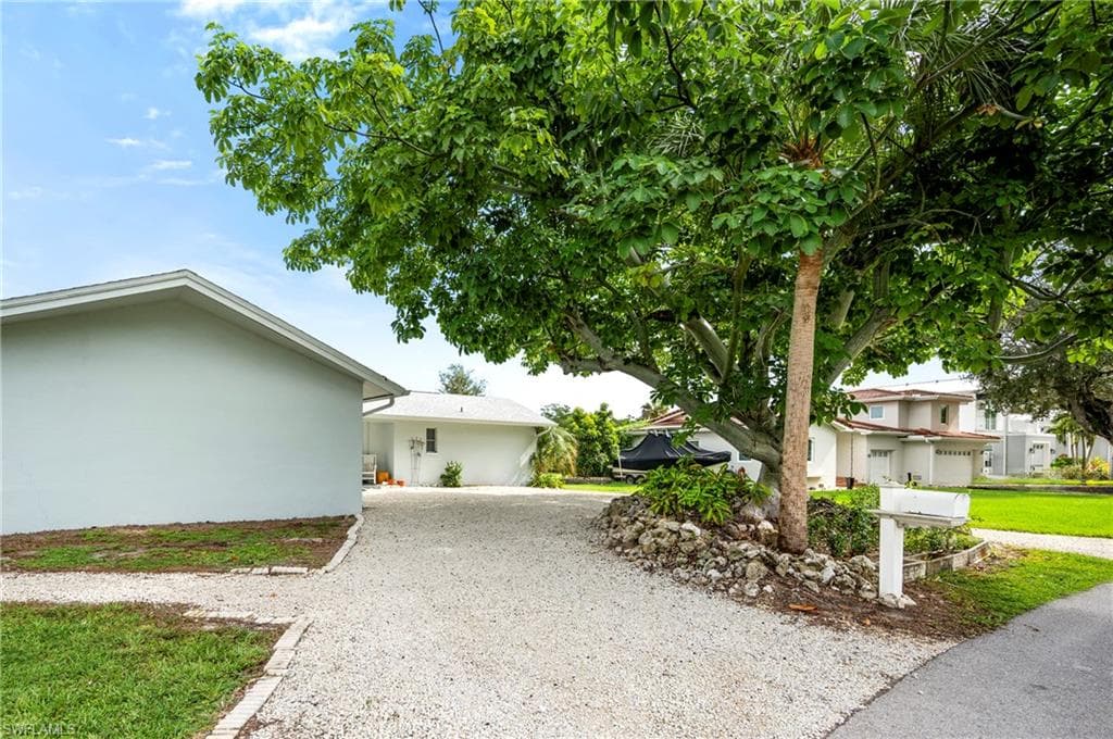 2271 Harbor RD, NAPLES FL 34104-1