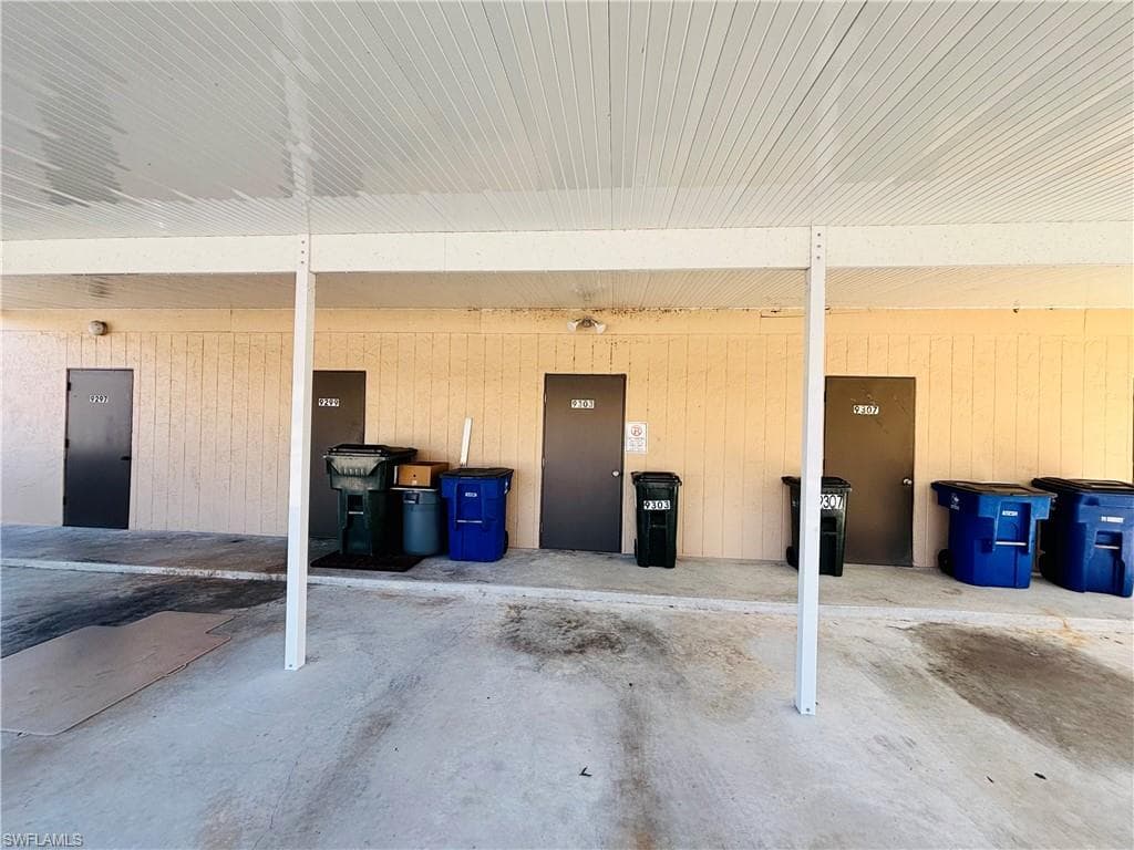 9303 Lennox LN, FORT MYERS FL 33919-17