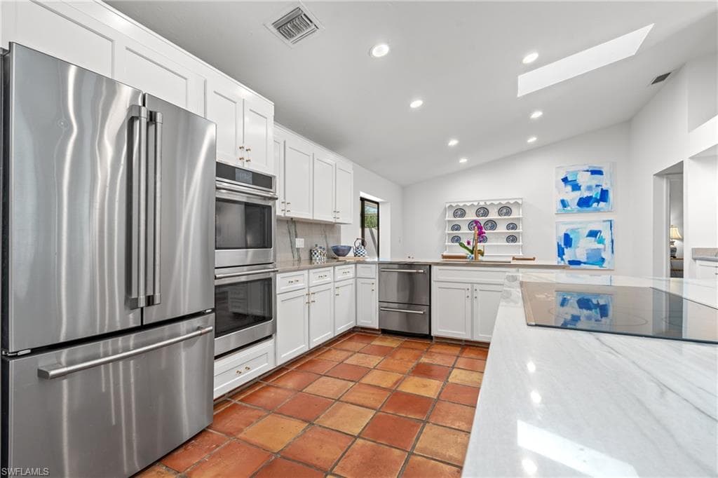 2419 Pine Woods CIR # 11, NAPLES FL 34105-12