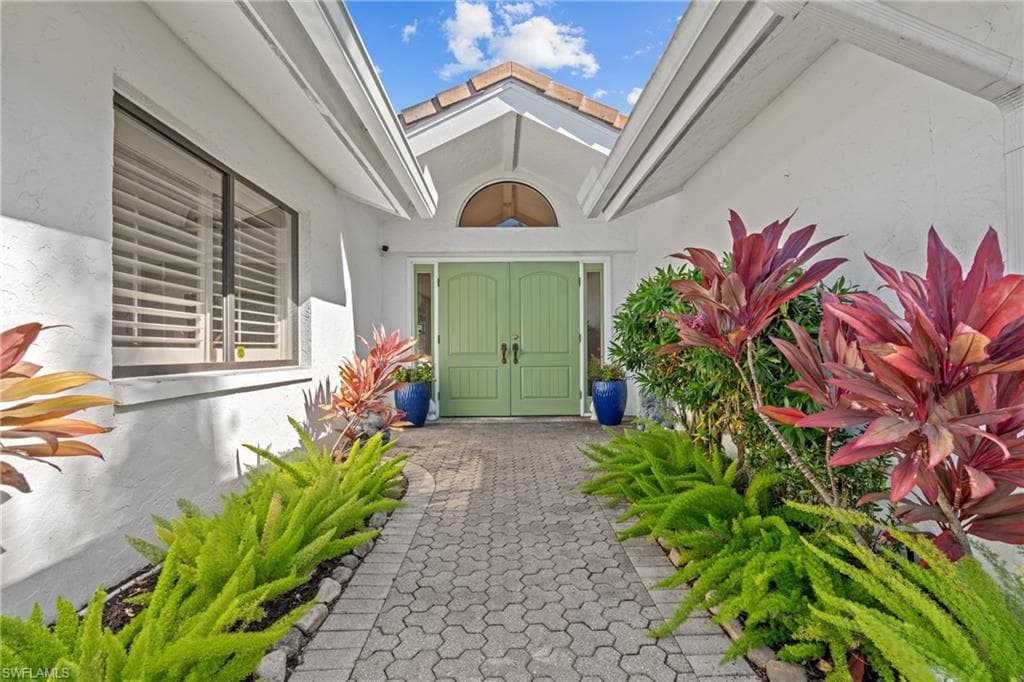 2419 Pine Woods CIR # 11, NAPLES FL 34105-2