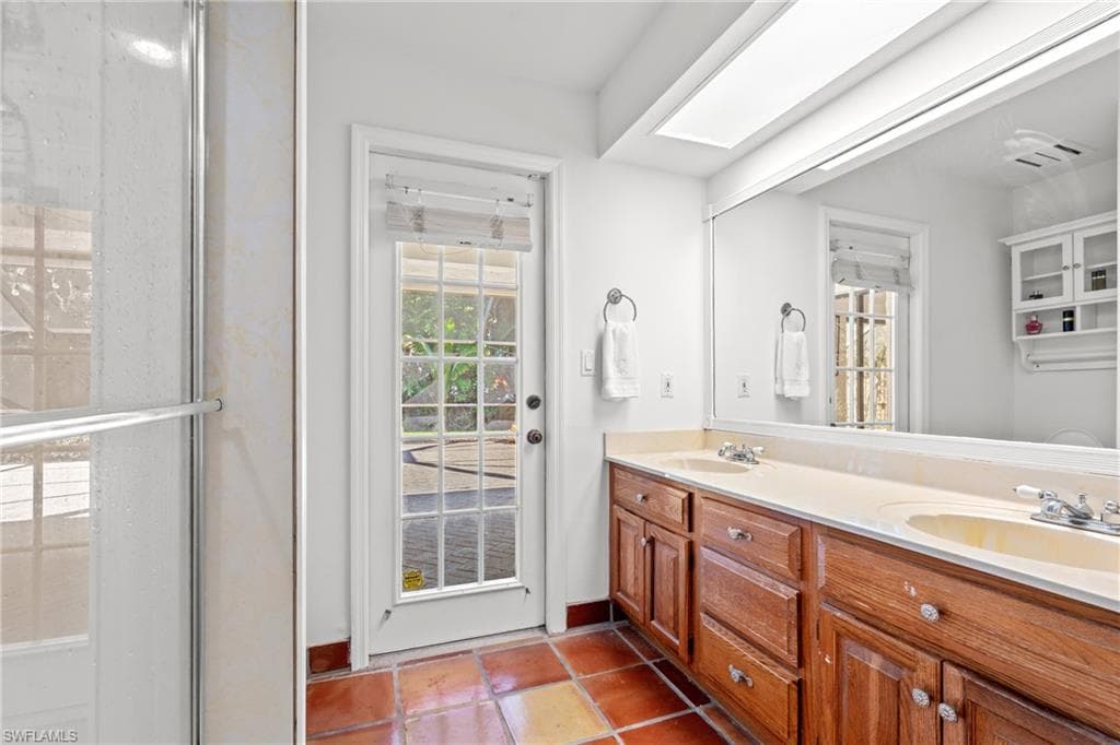 2419 Pine Woods CIR # 11, NAPLES FL 34105-24