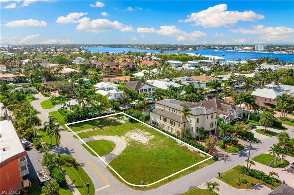 1585 Pelican AVE, NAPLES FL 34102-7