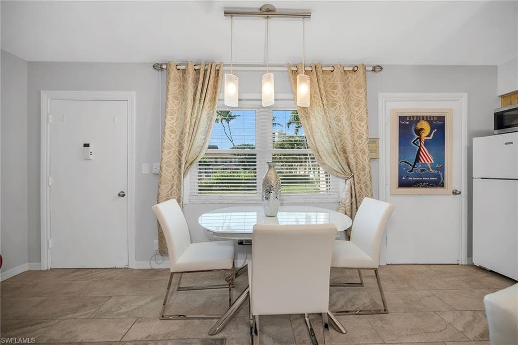 235 Seaview CT # B2, MARCO ISLAND FL 34145-5